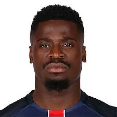 De quelle nationalit&eacute; est-il ?