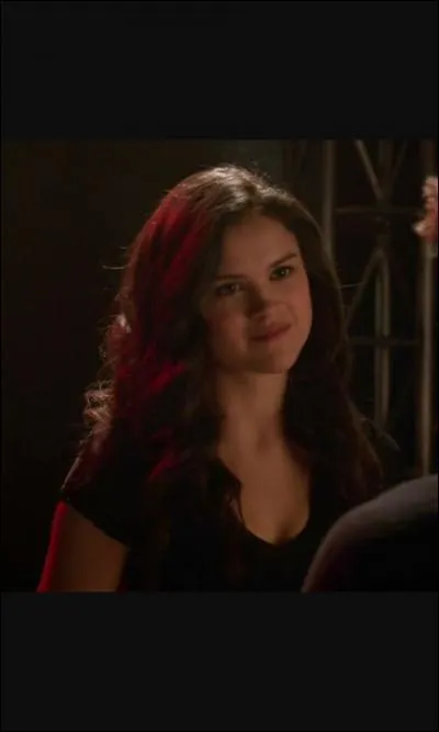 Dans le dernier épisode de la saison 5, en quoi se transforme la copine de Liam ?