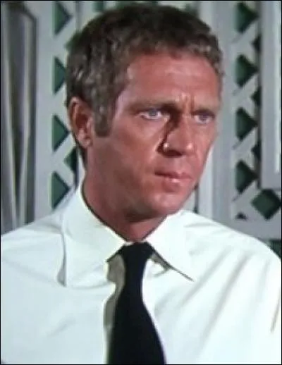 Quel est son grade de pompier dans le film &laquo; La tour infernale &raquo; ?