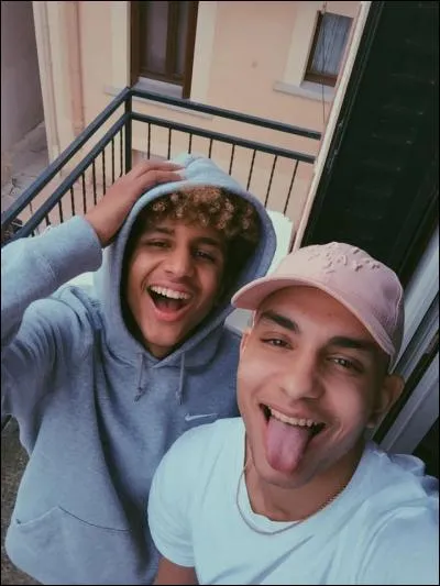 Comment s'appelle son frère aîné?