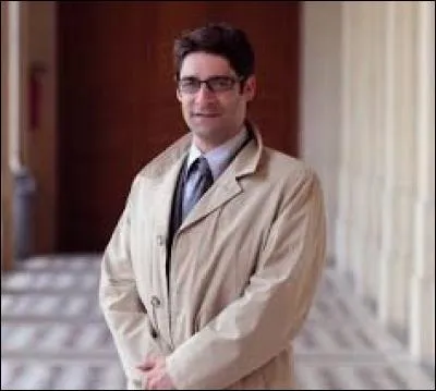 Comment s'appelle le greffier d'Alice Nevers depuis la saison 10 ?