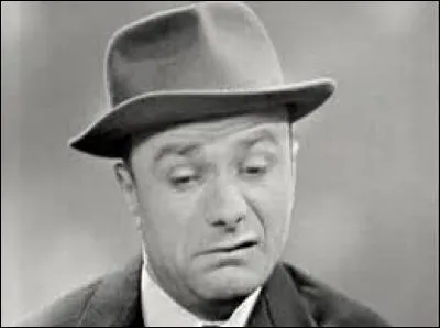 Dans le sketch de Fernand Raynaud ''Le Douanier'' , quel était le métier de l'étranger qui venait manger le pain des Français ?