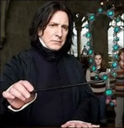 Dans "Harry Potter et le Prince de sang-mêlé", qui est ensorcelée avec un collier ?