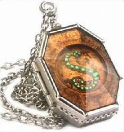 Qui avait ce collier dans "Harry Potter et les Reliques de la mort (Partie 1)" ?