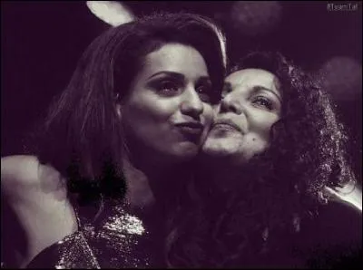 Dans quelle tournée a-t-elle pu chanter avec sa mère ?