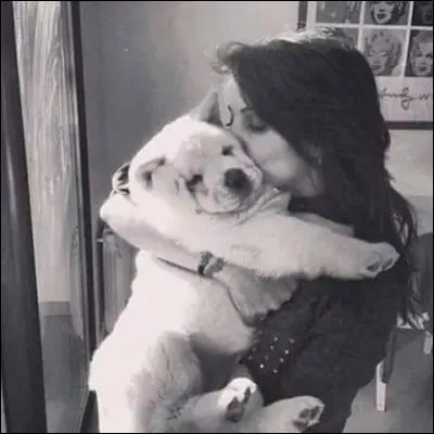 Comment s'appelle la chienne de Tal ?