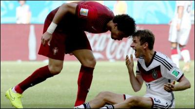 Lors de la Coupe du monde au Brésil, (2014), lequel de ces joueurs s'est fait exclure du terrain, pour avoir donné un coup de tête à l'attaquant allemand Thomas Müller ?