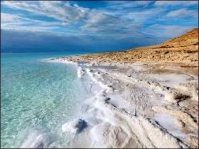 La mer Morte est un lac salé entre l'Israël et la Jordanie. Il est alimenté par le Jourdain. Elle a une superficie approximative de 810 km². Je n'ai rien oublié ? Ah si, il n'y a pas ... !