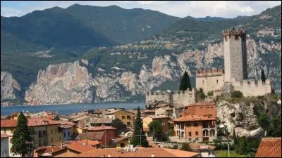 La ville de Trente se situe en Italie, mais où la localisez-vous plus précisément ?