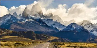 Quel pays est traversé du nord au sud par la spectaculaire et mythique route 40 ?