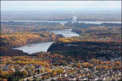 Quelle est cette ville canadienne située sur les rives du fleuve Saint-Laurent, entre Montréal et Québec ?