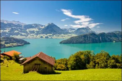 Parmi ces villes suisses, laquelle se situe sur les rives du lac des Quatre-Cantons ?