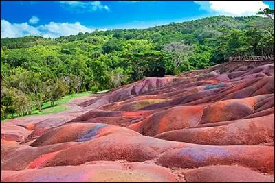 Sur quelle île, formant un État indépendant, pourrez-vous admirer cette curiosité géologique baptisée "Les terres aux sept couleurs" ?