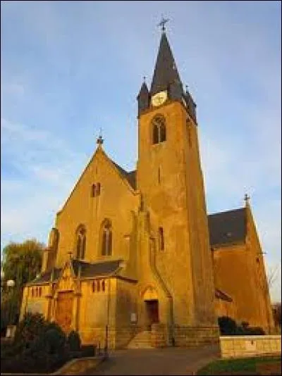 Voici l'&eacute;glise Sainte-Catherine de Distroff. Village du Grand-Est, dans l'arrondissement de Thionville, il se situe dans le d&eacute;partement ...