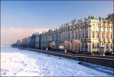 Qui a chanté : "Il peut neiger sur la Néva ou sur les barques d'Odessa Ce soir l'hiver ne m'atteint pas puisque tu m'aimes" ?