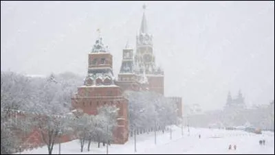 Gilbert Bécaud a chanté : "La place Rouge était blanche La neige faisait un tapis Et je suivais par ce froid dimanche ...".