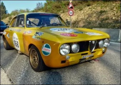 Quelle est cette vieille voiture ?