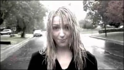 Quelle chanson Rydel chante-t-elle sous la pluie dans le clip ?