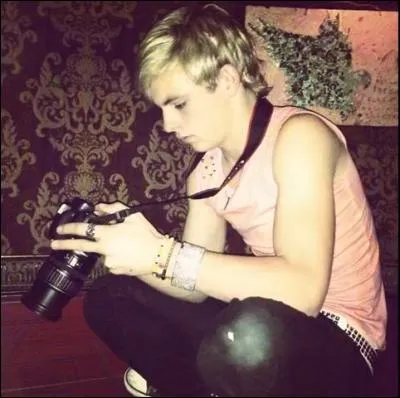 Quelle est la passion de Ross avant le surf et la photographie?