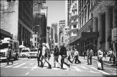 À quel groupe célèbre les R5 veulent-ils ressembler sur cette photo ?