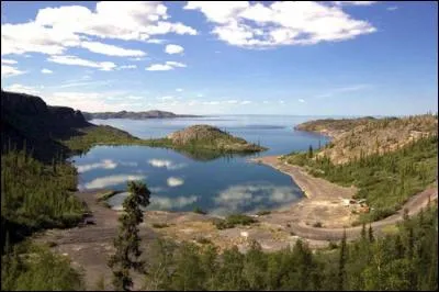 Parmi ces propositions, laquelle désigne un lac canadien qui est également l'un des plus vastes au monde ?