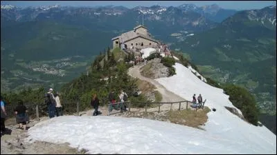 Quant au Nid d'Aigle, il s'agissait d'un grand centre de conférence du parti national-socialiste. Où se situe ce bâtiment aux allures de paisible chalet de montagne ?