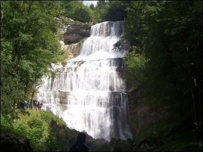 Dans quel département français, la cascade du Hérisson se situe-t-elle ?