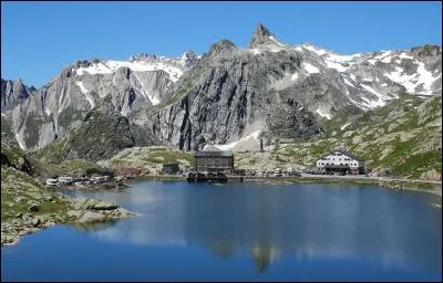 Si vous partez de Suisse et franchissez le col du Grand-Saint-Bernard, dans quel pays vous retrouverez-vous ?