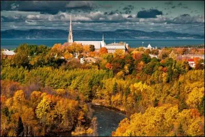 Laquelle de ces propositions désigne une ville québécoise située sur la rive sud du fleuve Saint-Laurent ?