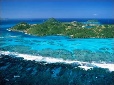 À quel pays les îles Caïman, archipel des Caraïbes réputé comme paradis fiscal, appartiennent-elles ?