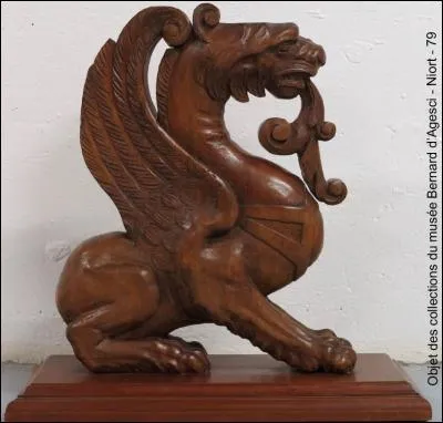 Comment se nomme le célèbre lion tué par Héraclès au cours de ses douze travaux ?