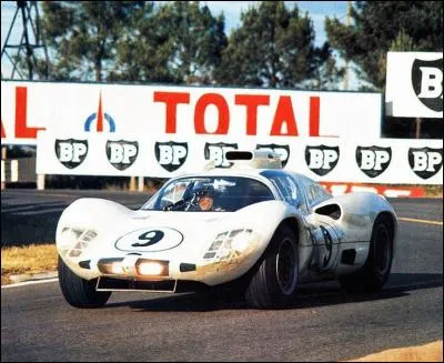 Quelle autre voiture américaine, équipée d'un moteur Chevrolet de 5,3 litres, effectue des débuts remarqués au Mans?