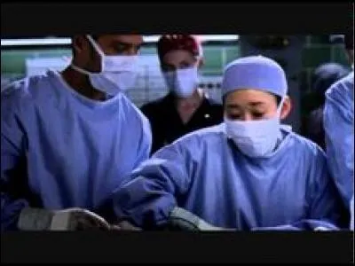 Lors de la chanson "How To Save A Life", le Dr. Altman opère le cur de Callie mais un problème survient, alors Cristina reprend l'opération et elle dit "Jackson tu m'assistes...