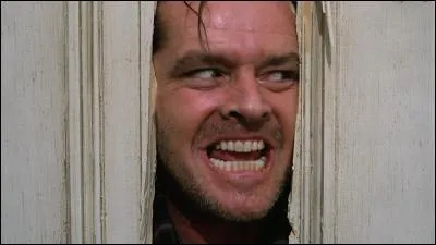 Dans le film ''Shining'' de Stanley Kubrick, quelle arme utilise Jack Torrance pour assassiner sa femme et son fils ?