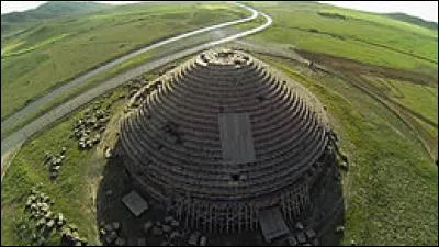 À qui appartient ce tombeau ?