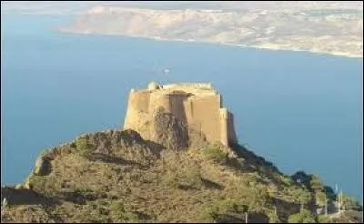 Ce château fort de l'époque des conquistadors se trouve dans une ville d'Algérie, et c'est :