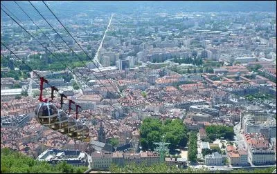 Si vous croyez que l'air de la montagne est meilleur, détrompez-vous ! Quelle est donc cette cité ?