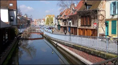 C'est au tour de la capitale des Ambiens (des gens biens !) de se positionner. Comment l'appelle-t-on de nos jours ?