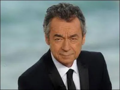 C'est un journaliste et présentateur de télévision, il a animé l'émission "Le Grand Journal" sur Canal+ de 2004 à 2013, il s'agit de...