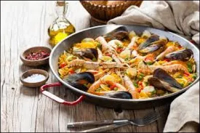 La paella, souvent faite avec du riz, des moules, des crevettes et quelques poivrons est d'origine valencienne. Elle tient son nom de la poêle qui sert à la cuisiner. Mais d'où vient ce plat ?