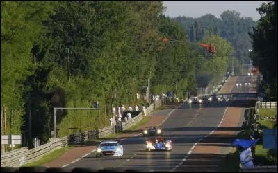 Une petite question facile pour terminer : quel est le nom de la célèbre ligne droite de près de 6 km?