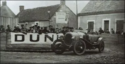 Quel constructeur a remporté la victoire lors de cette première édition ?