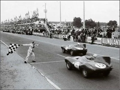 Quel sont les trois constructeurs qui ont remporté (à ce jour, avant l'édition 2016) le plus grand nombre de victoires ? (réponse dans l'ordre du nombre de victoires)