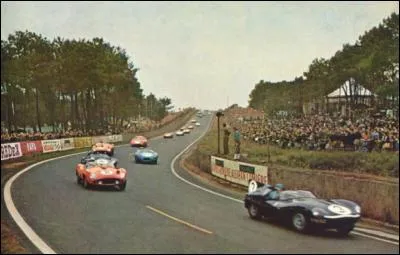 Quel constructeur a remporté plusieurs victoires dans les années 1950 puis deux en 1988 et 1990 ?