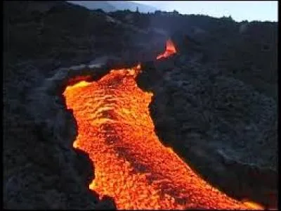 On appelle le liquide brûlant des volcans...