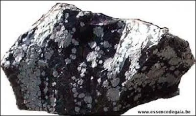 Cette pierre volcanique est...