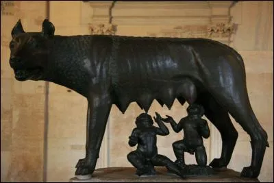 Comment s'appellent les jumeaux fondateurs de Rome qui ont été élevés par une louve ?
