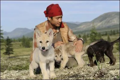 Dans le film "Loup", comment se nomme ce jeune éleveur de rennes qui devient ami avec des louveteaux ?