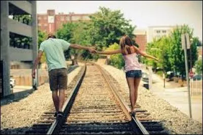 Il existe une phobie vraiment bizarre et pas cool. La peur de marcher. Je me demande comment ils font pour se déplacer. Comment s'appelle la phobie de marcher ?