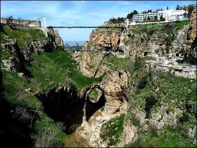 Quelle est la hauteur du pont de Sidi M'Cid (Constantine) ?